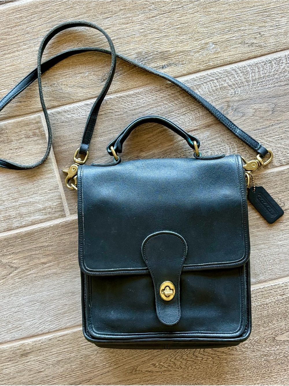 Coach Vintage Turnlock Station Crossbody Bag. Black Leather